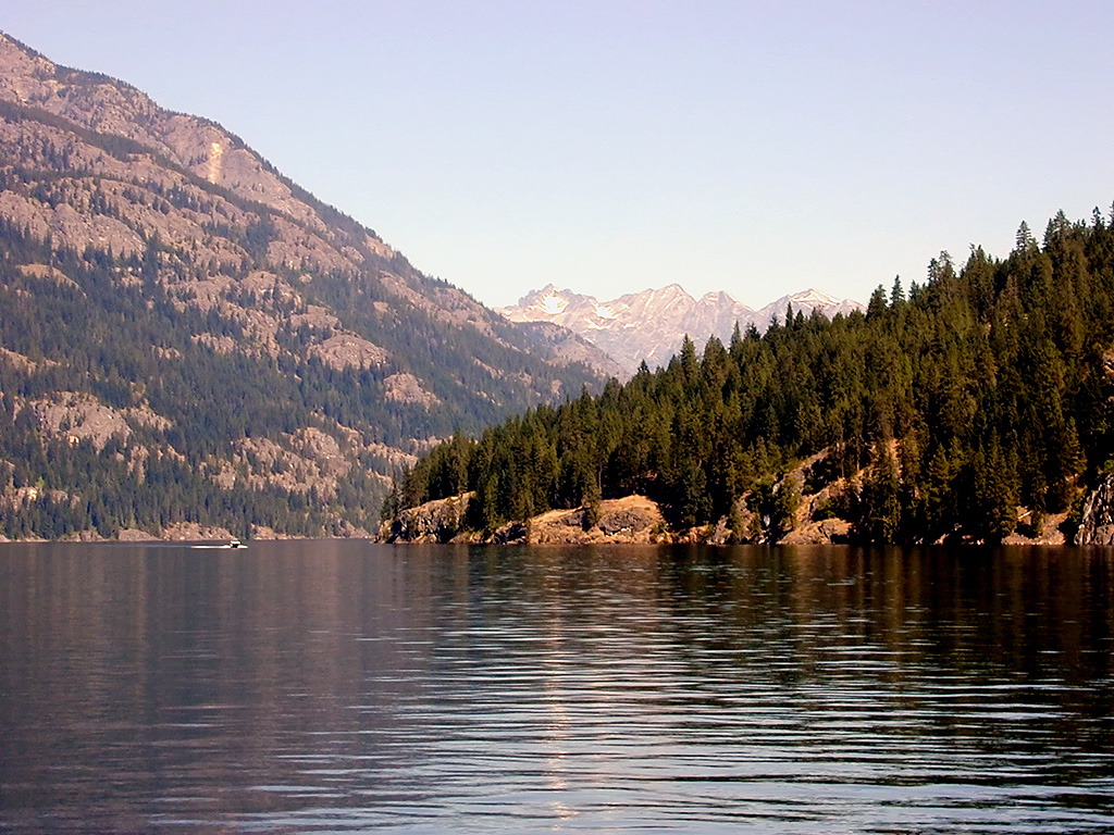 30-Jul-2000
Lake Chelan, WA
The lake looking towards the mountains beyond Stehekin