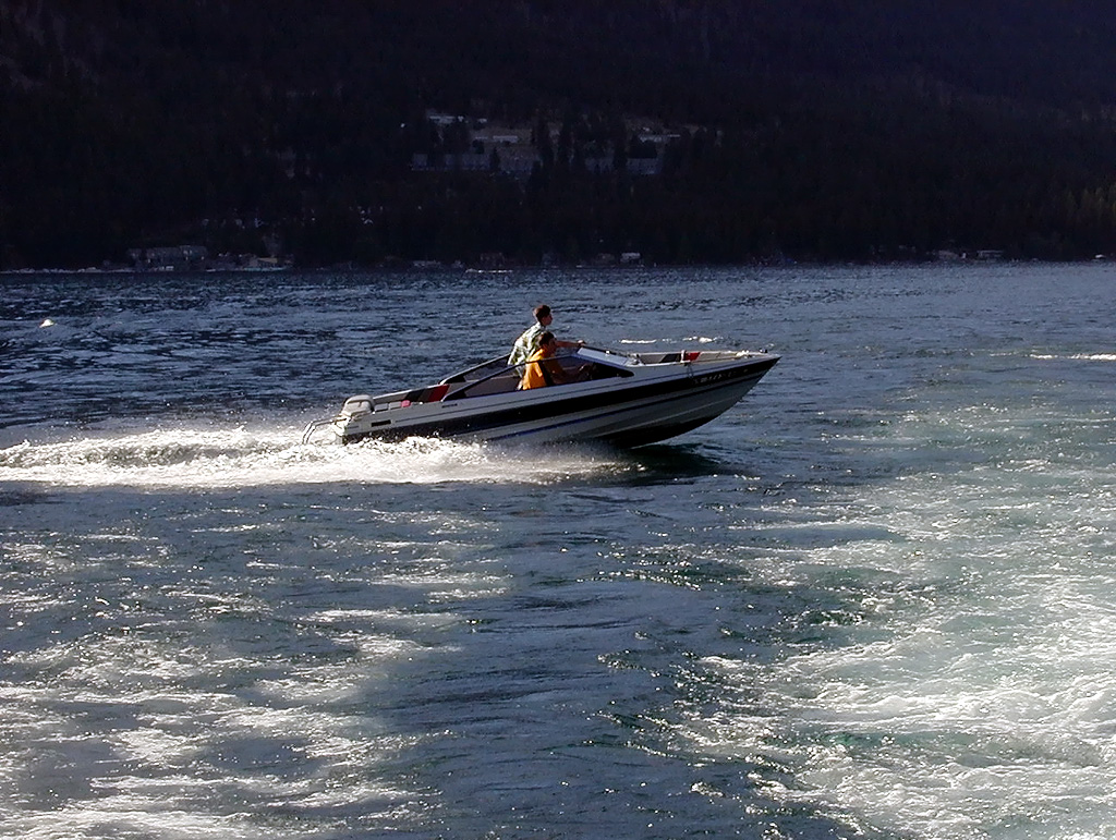 30-Jul-2000
Lake Chelan, WA
Motorboat cutting across the wake of the Lady of the Lake II