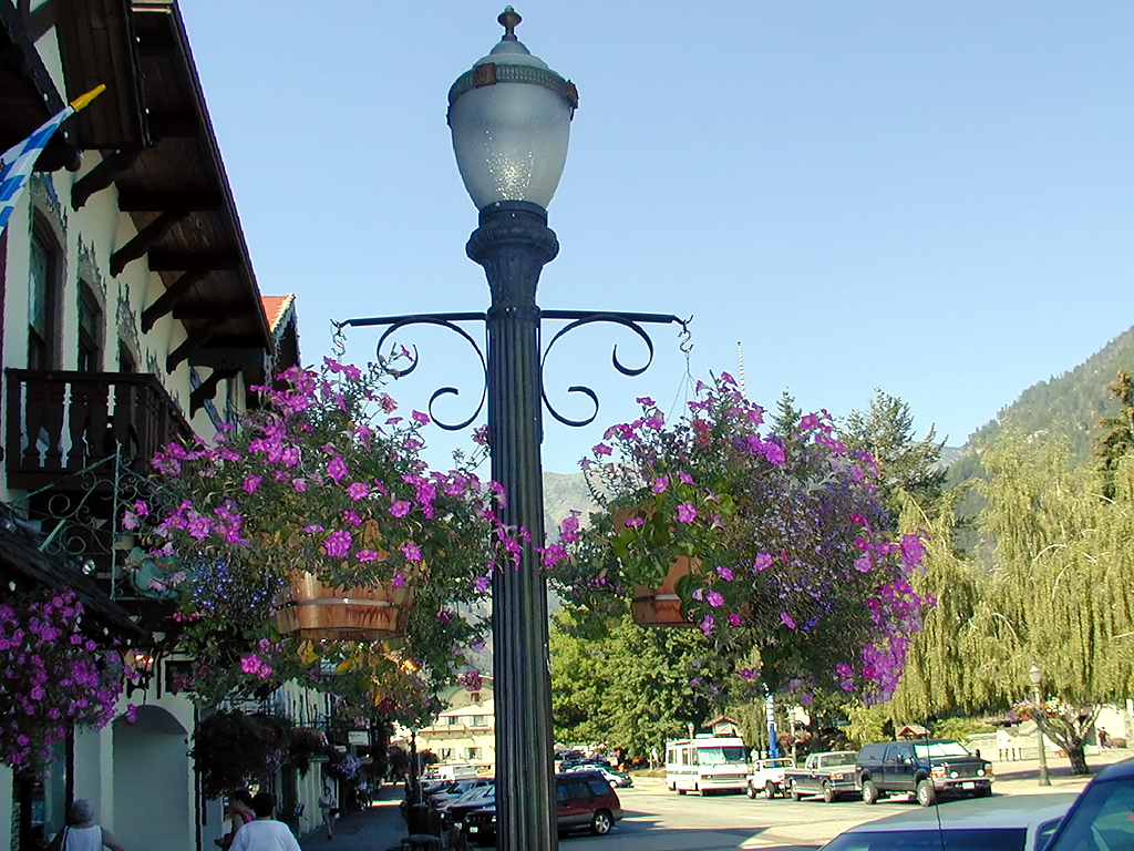 31-Jul-2000
Leavenworth, WA
Lamp post with hanging flowers