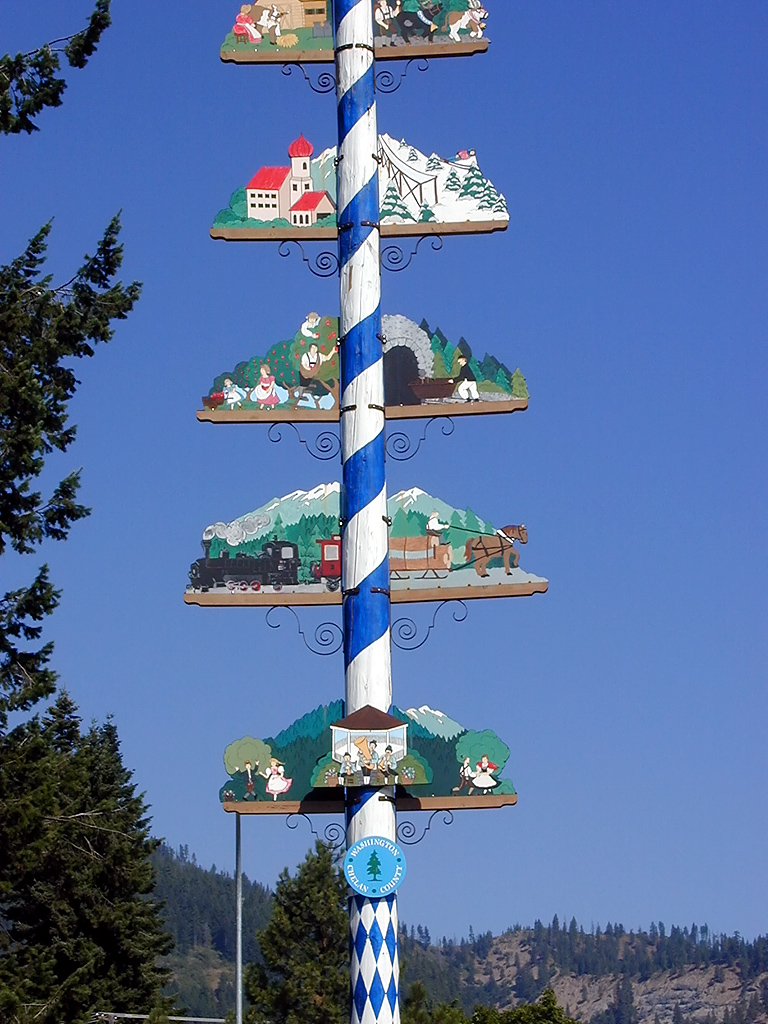 31-Jul-2000
Leavenworth, WA
Lent pole - detail