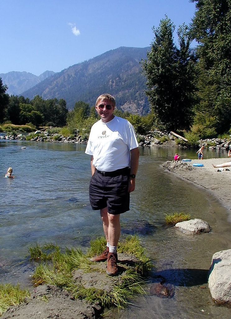 31-Jul-2000
Leavenworth, WA
Mike at the side of the Wenatchee River
