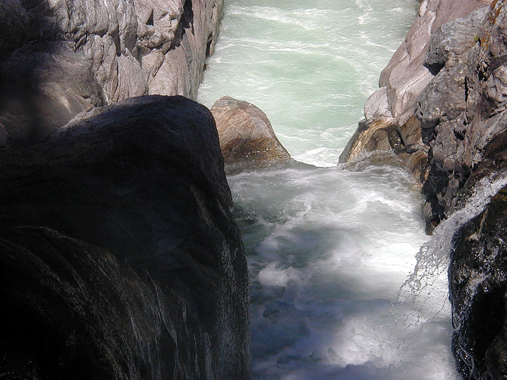 31-Jul-2000
Deception Falls, WA
Water funnelled through a narrow gap between rocks
