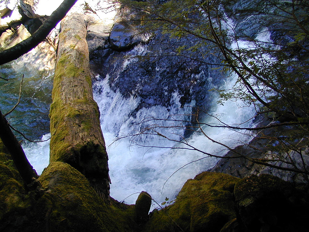 31-Jul-2000
Deception Falls, WA
Water funnelled through a narrow gap between rocks