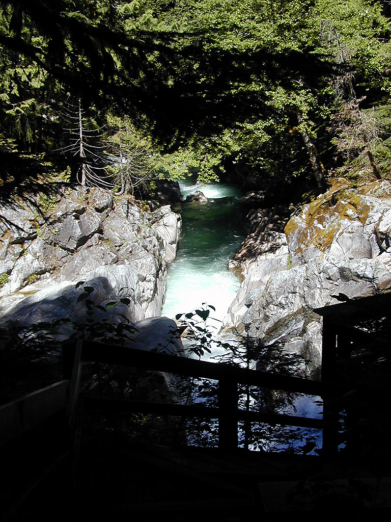 31-Jul-2000
Deception Falls, WA
Water funnelled through a narrow gap between rocks