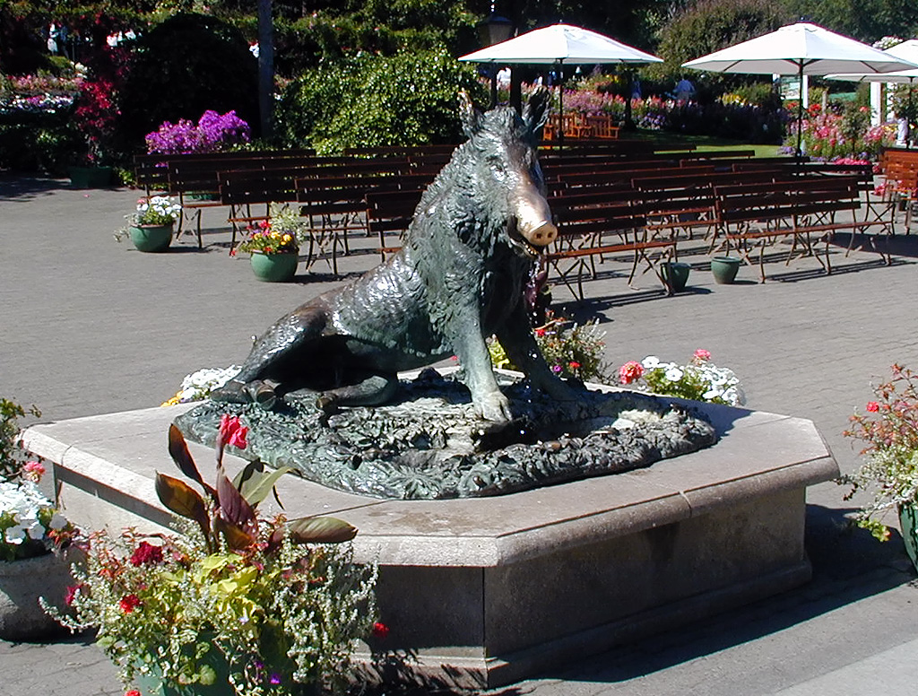 02-Aug-2000
Butchart Gardens - Victoria, BC 
Bronze staue of a wild boar