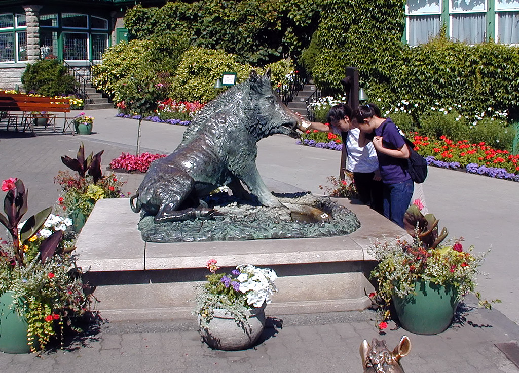 02-Aug-2000
Butchart Gardens - Victoria, BC 
Bronze staue of a wild boar