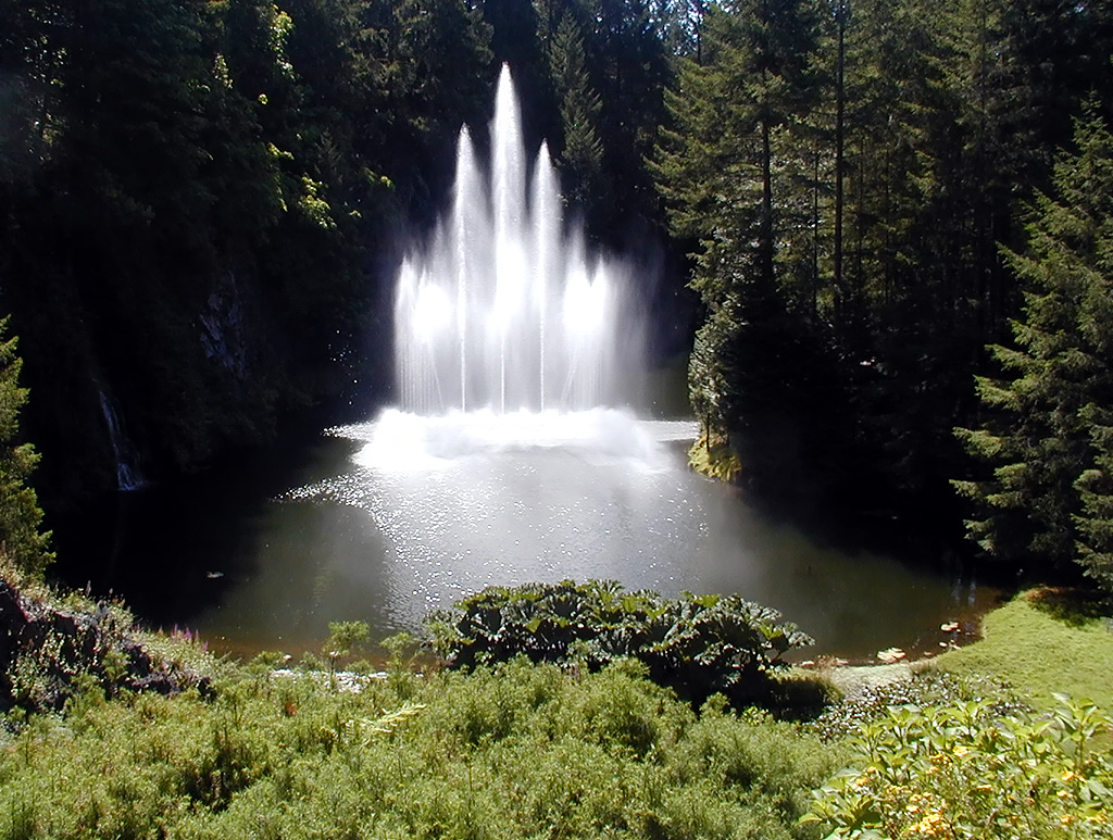 02-Aug-2000
Butchart Gardens - Victoria, BC 
Dancing fountains
