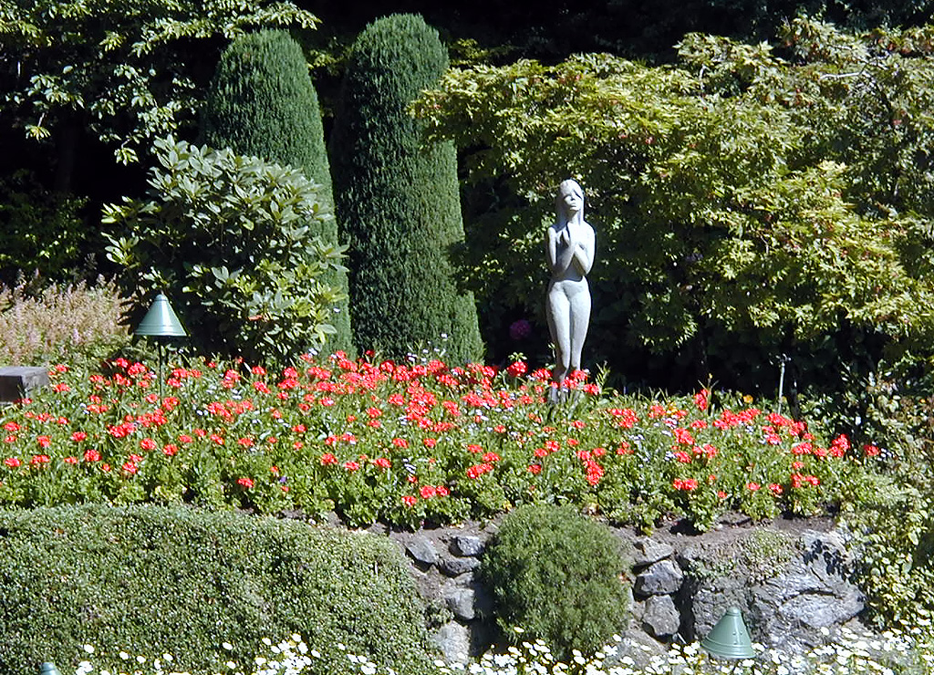 02-Aug-2000
Butchart Gardens - Victoria, BC 
Statue in the sunken gardens