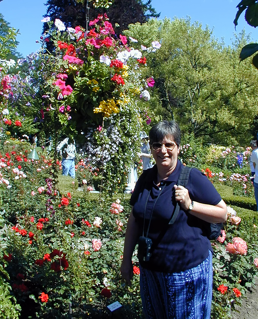 02-Aug-2000
Butchart Gardens - Victoria, BC 
Sue in the rose garden