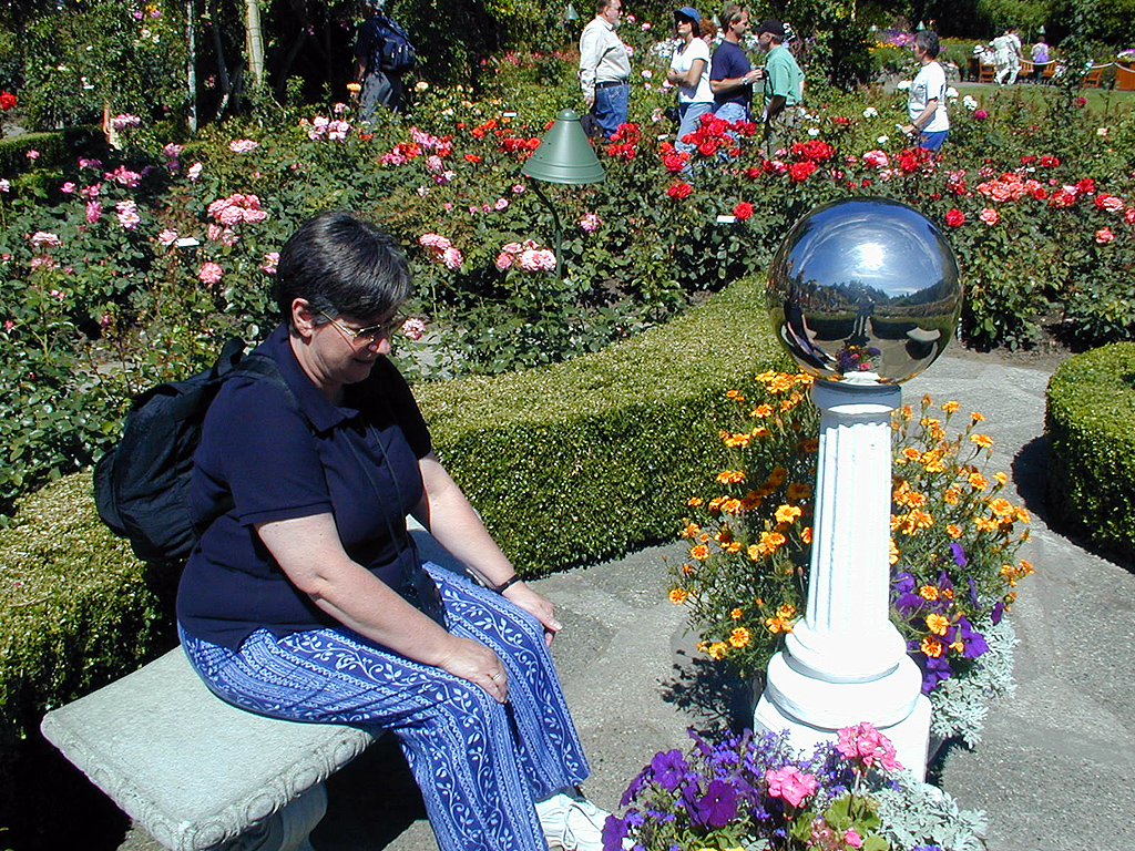 02-Aug-2000
Butchart Gardens - Victoria, BC 
Sue in the rose garden