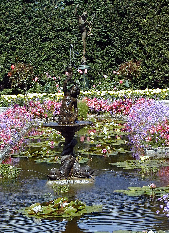 02-Aug-2000
Butchart Gardens - Victoria, BC 
The Italian Garden - Fountains