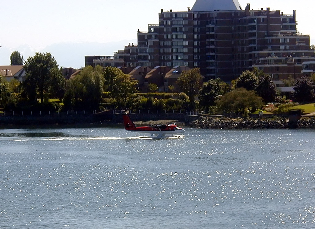 02-Aug-2000
Victoria, BC 
Float plane taxiing