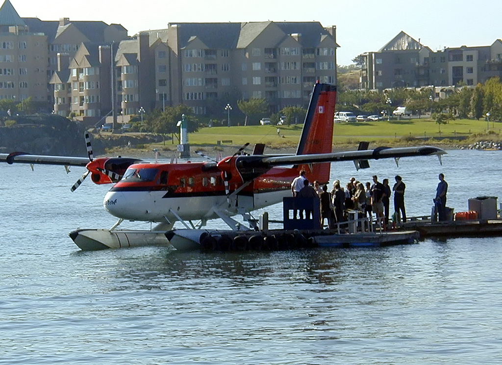 02-Aug-2000
Victoria, BC 
Floatplane unloading passenger