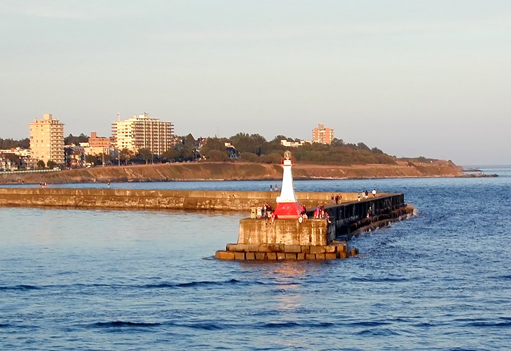 02-Aug-2000
Victoria, BC 
Lighthouse at the exit from the harbour