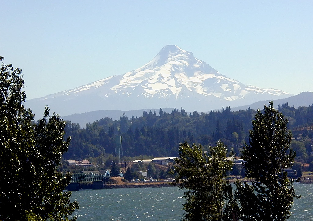 03-Aug-2000
Washington (State)
The view across the Columbia River to Mount Hood