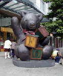 28-Jul-2000
Seattle
Large bronze teddy bear outside FAO Schwartz
We actually managed to stay in bed until around 5:30 am .. not bad for the first day on the West Coast. We were booked onto a Gray Line coach tour of Seattle. We got to the tour office in down town Seattle pretty early so walked around and got a cup of coffee.