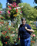 02-Aug-2000
Butchart Gardens - Victoria, BC 
Sue in the rose garden
